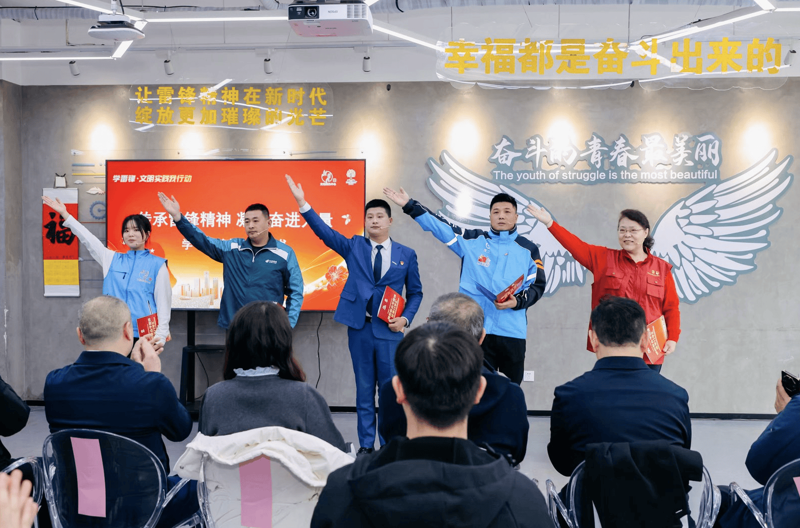 发布15 个志愿服务重点项目 “朝阳群众学雷锋故事分享汇”活动举办 朝阳区首个“新时代文明实践加油站”揭牌 