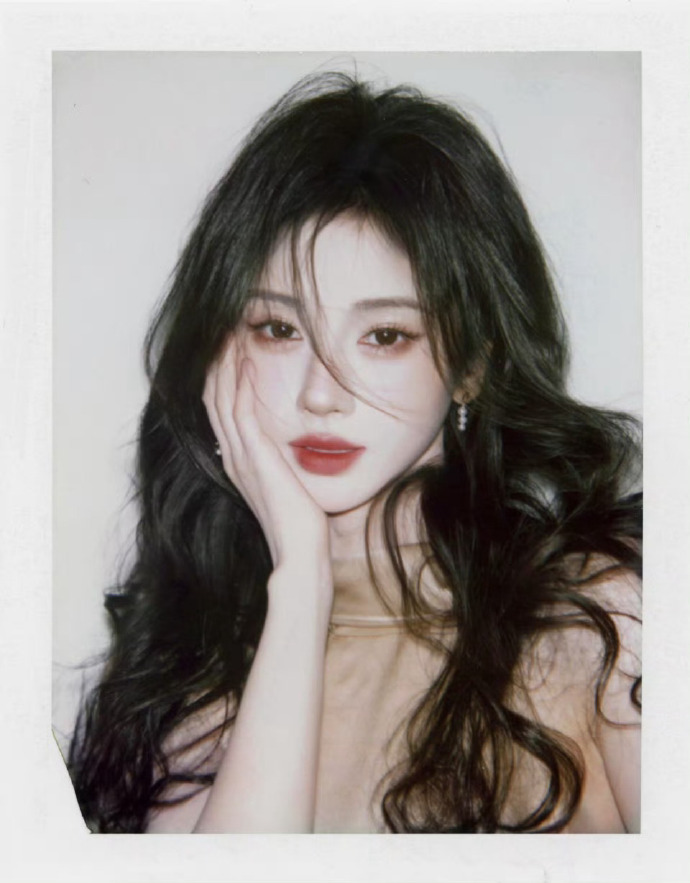 鞠婧祎曝光活动造型片，香槟金丝缎搭配珍珠，胶片定格绝美瞬间