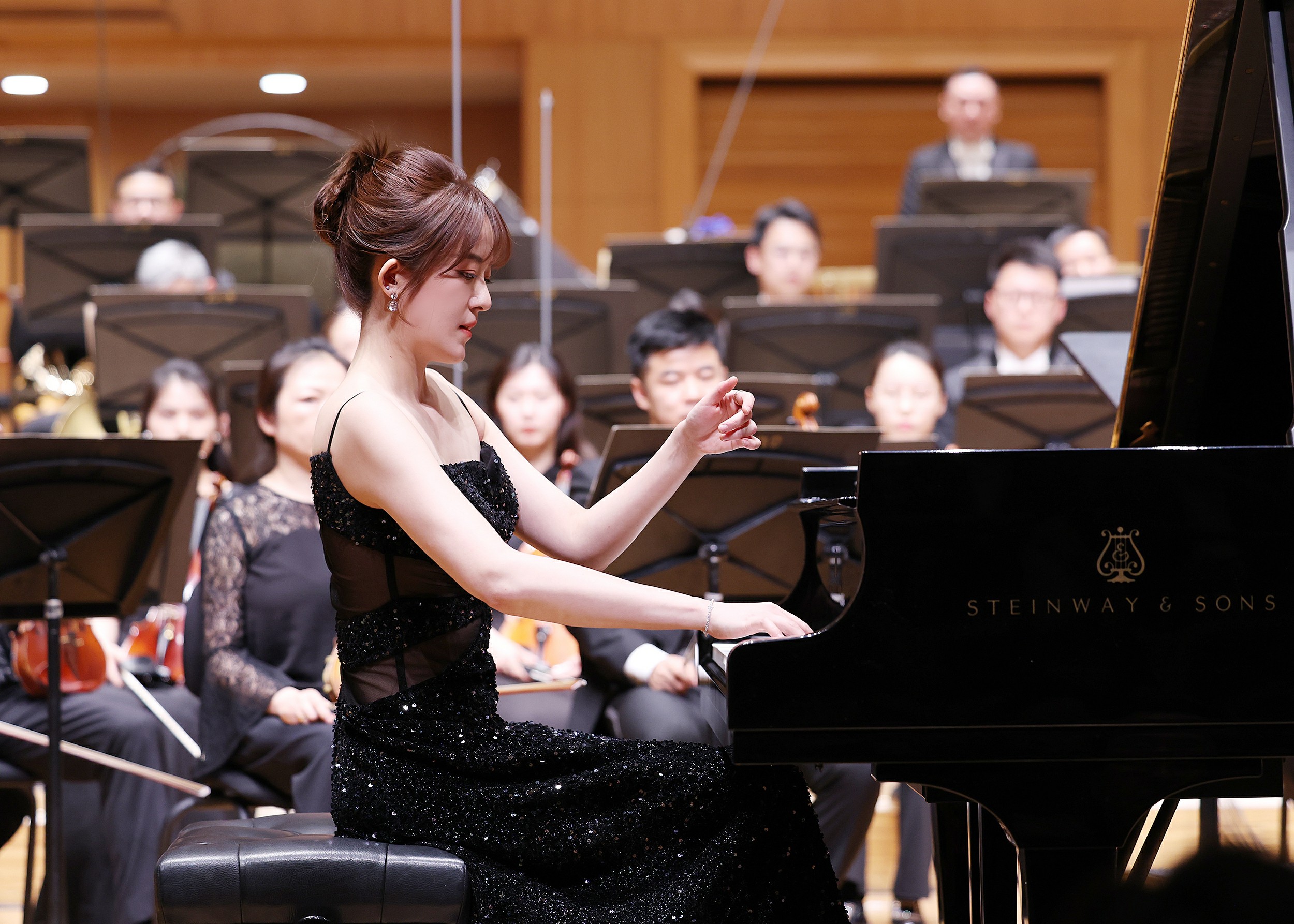 钢琴女神万捷旎致敬经典 北京音乐厅上演青春风暴 