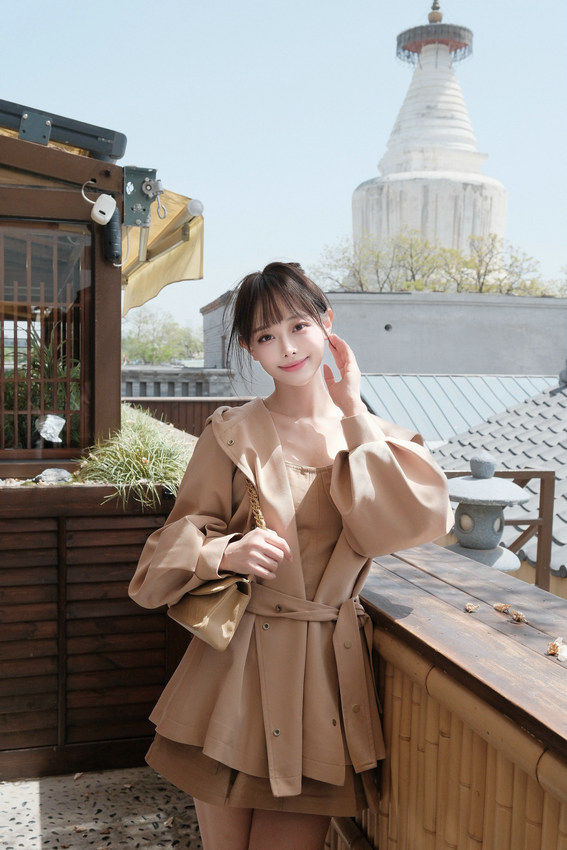 孙嘉梵白塔寺演绎“可露丽风” 甜酷穿搭点亮初夏