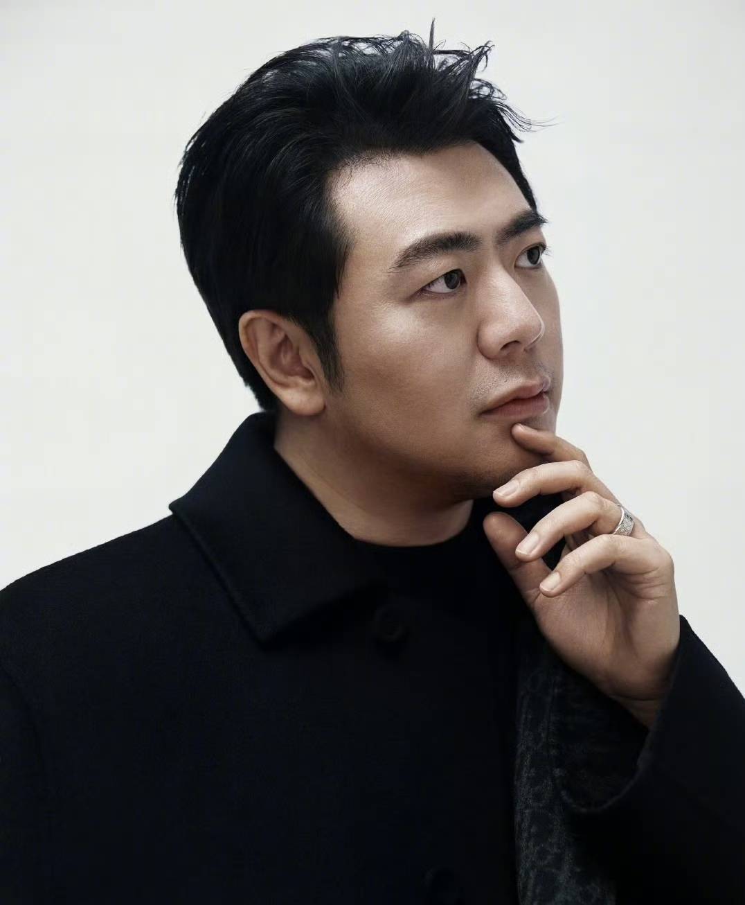 郎朗最新写真大片释出！黑白光影间尽显钢琴大师风范 