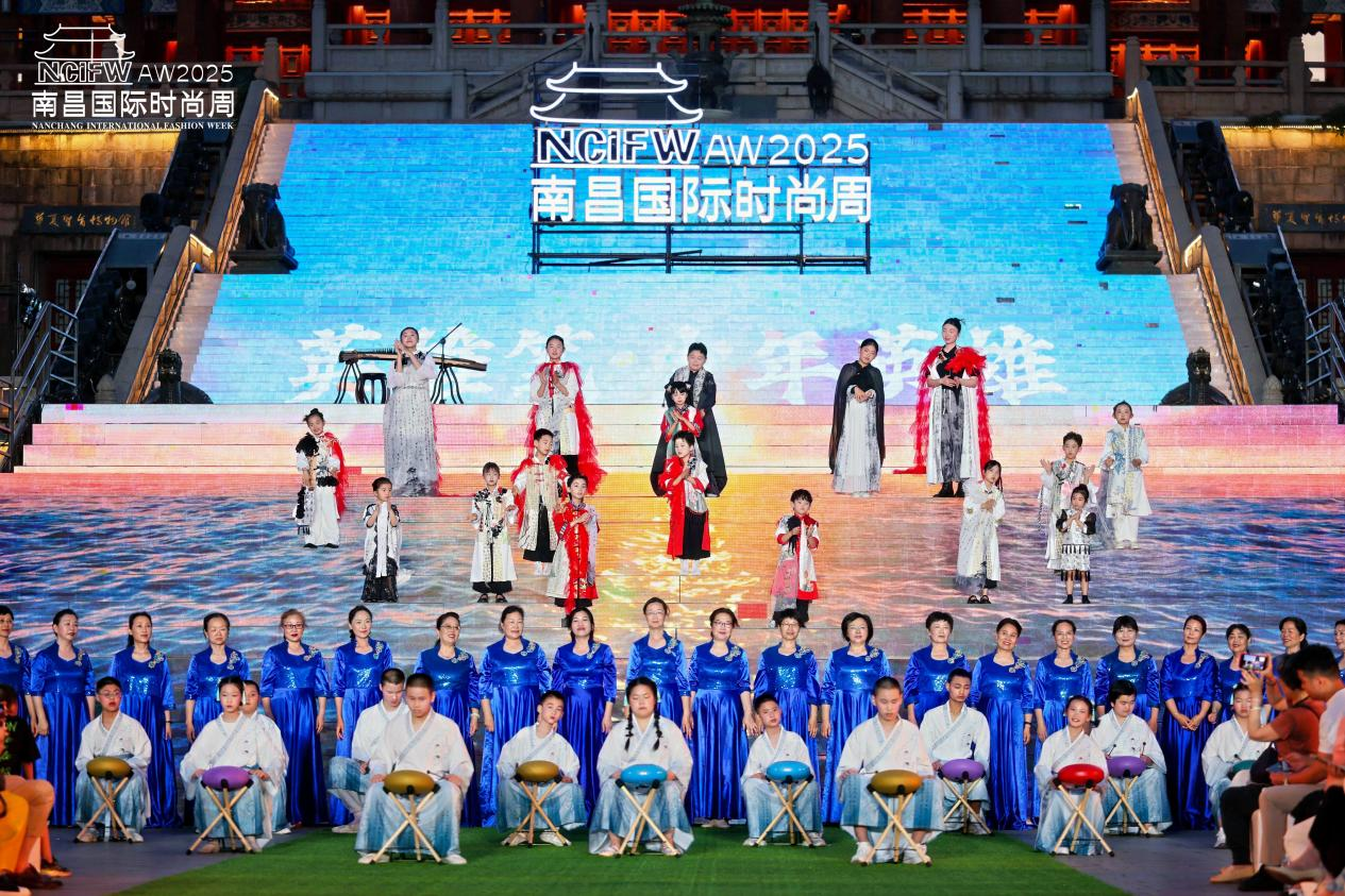 童真闪耀舞台，新生代小演员向洛宽惊喜亮相相2025南昌国际时装周 