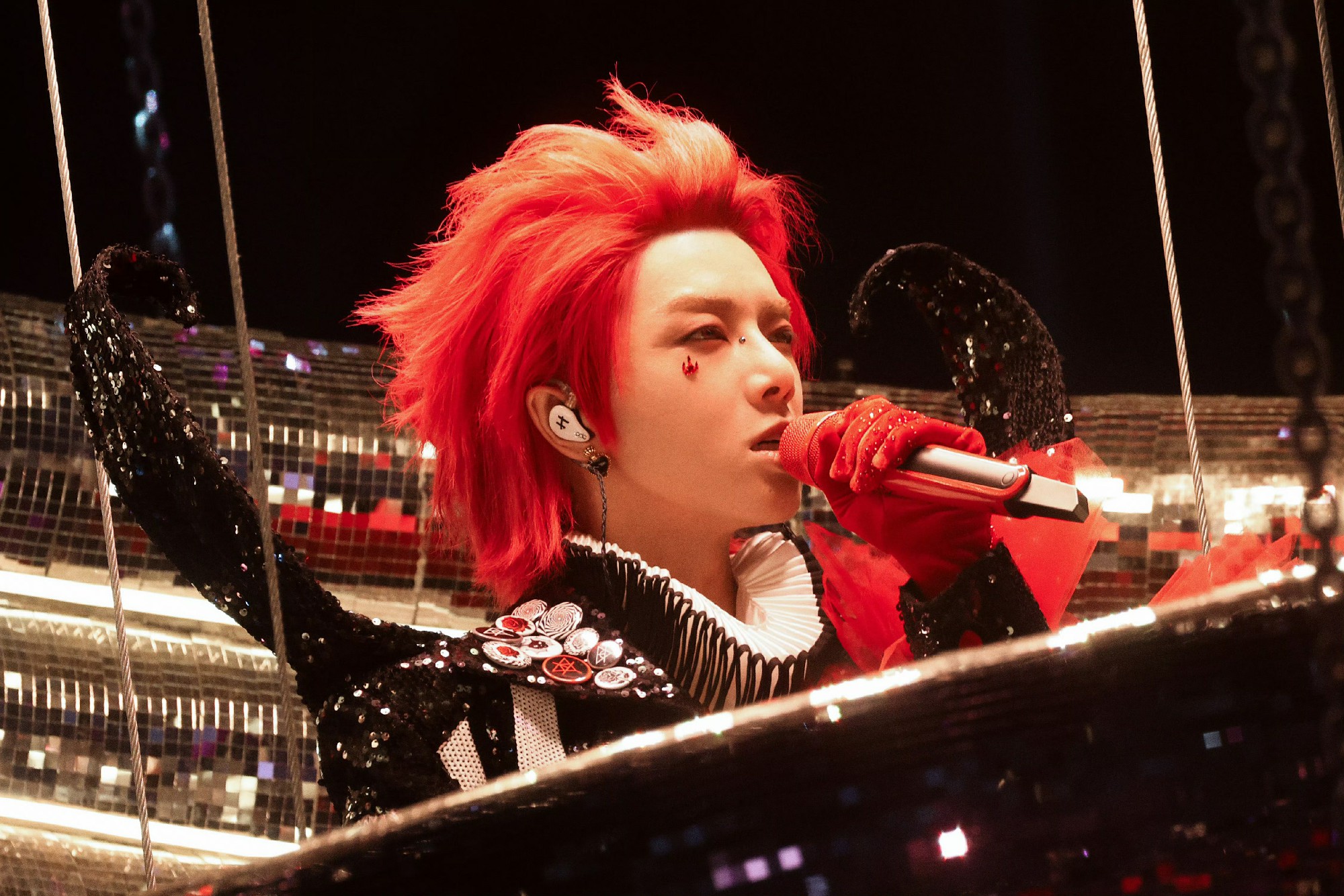 华晨宇火星演唱会青岛站热力开唱 一歌千面巡演舞台场场绝版 