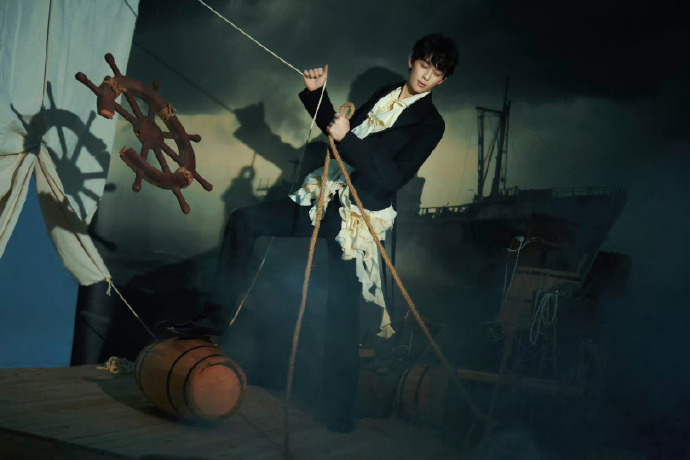 吴磊闪耀微博电影之夜，复古造型助力《东极岛》强势出圈