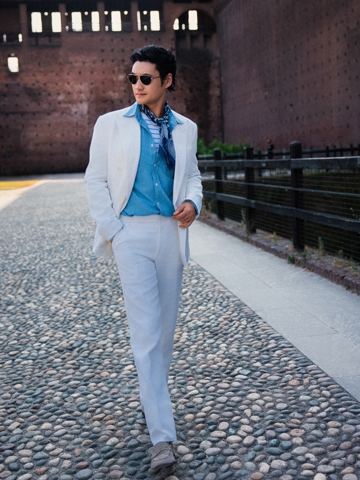 袁弘现身米兰男装周 叠穿西装儒雅从容 