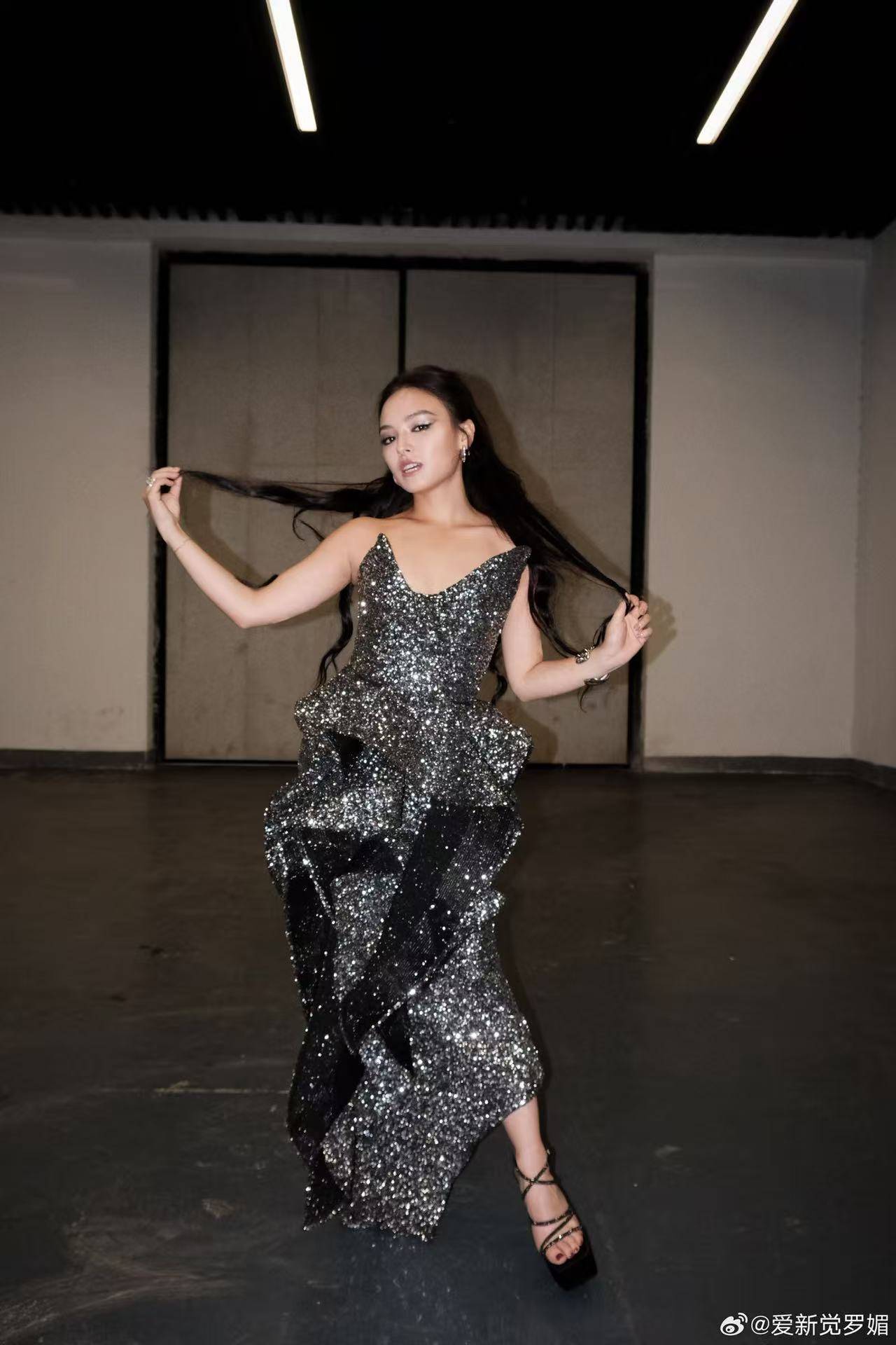 爱新觉罗·媚搭档阿木沙演绎《没离开过+I Surrender》震撼全场 斩获《亚洲新声》全国八强席位暨本场最高分 