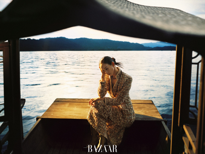 张钧甯湖景大片惊艳亮相，绘就东方时尚诗意画卷