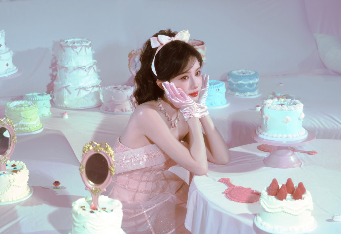 孟子义变身芭比公主，粉色look邂逅梦幻背景