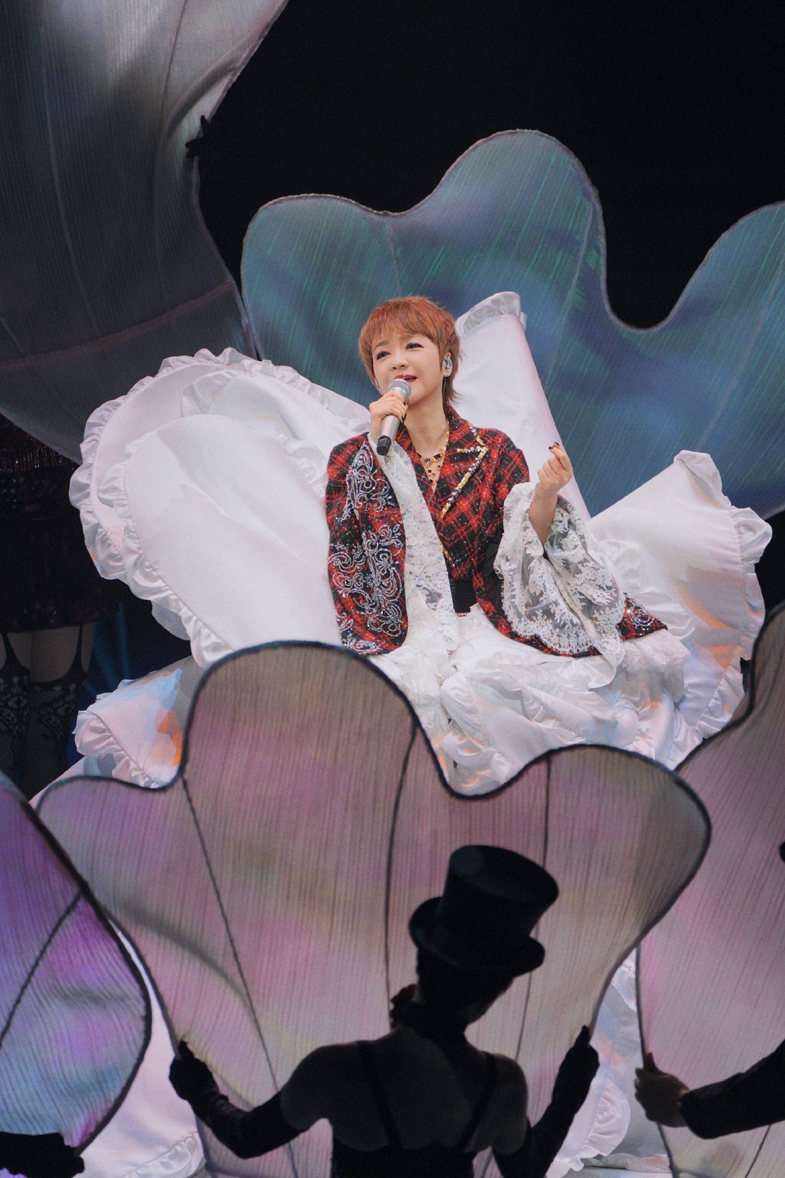 陈慧娴巡演杭州开唱 容祖儿助阵共掀港乐热浪 