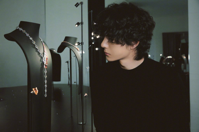 王一博现身香奈儿预览活动 ，羊毛卷搭璀璨珠宝尽显矜贵