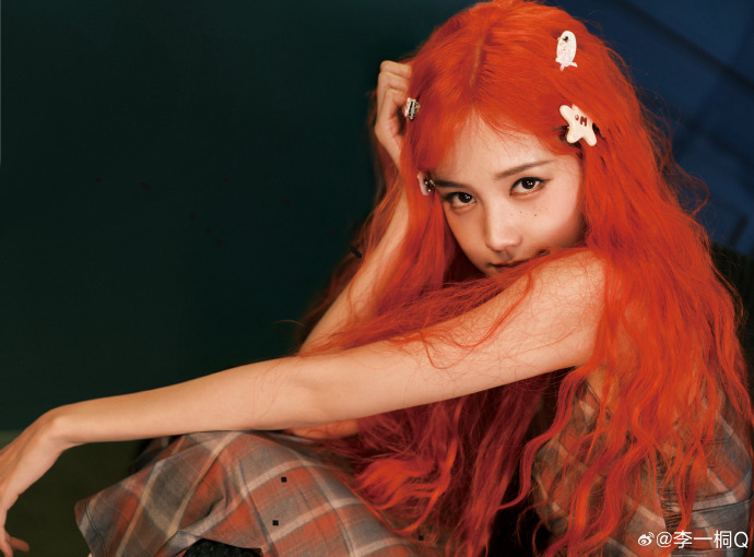 李一桐化身“海的女儿”红发造型美出圈，热播剧《书卷一梦》爆火，狂飙演技好评不断！