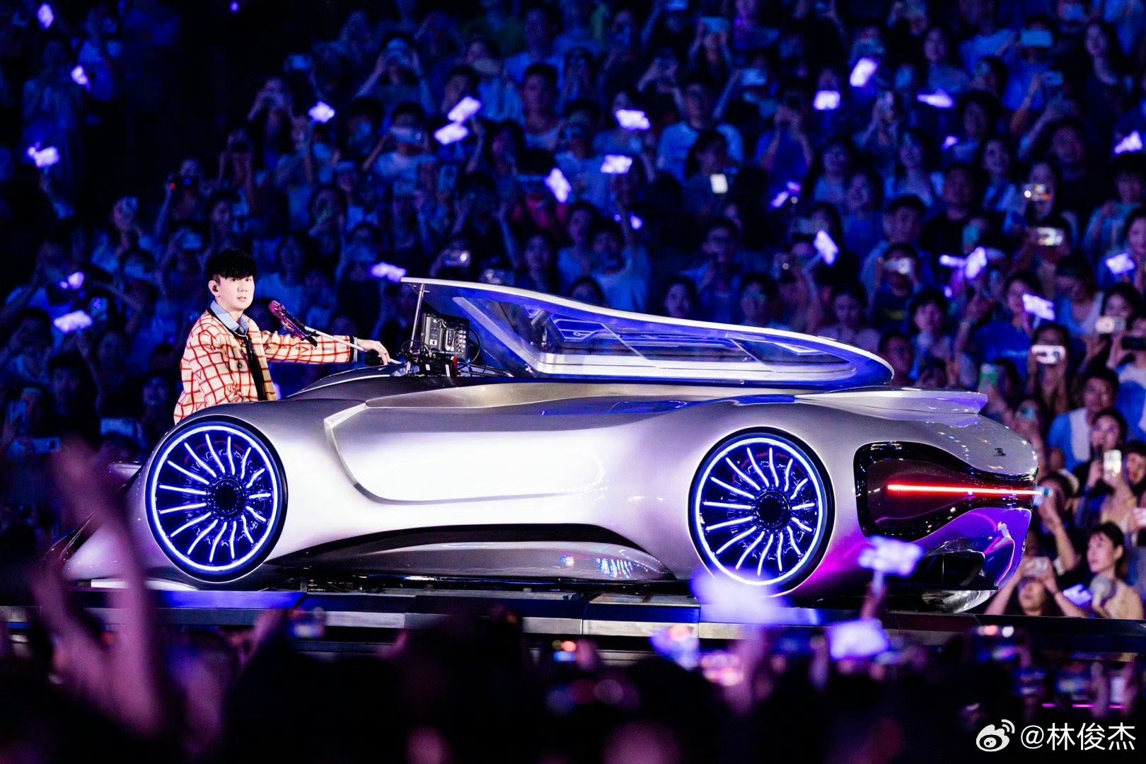 JJ林俊杰鸟巢第二周火热开唱 超跑钢琴车环场 歌迷贴脸点歌 