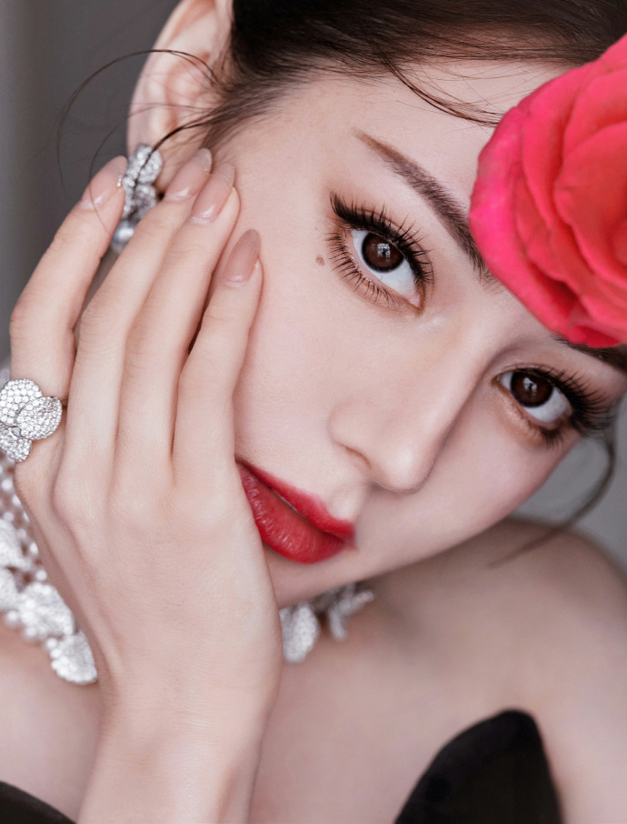 迪丽热巴闪耀 MIKIMOTO 巴黎高珠活动，黑裙红花演绎极致优雅