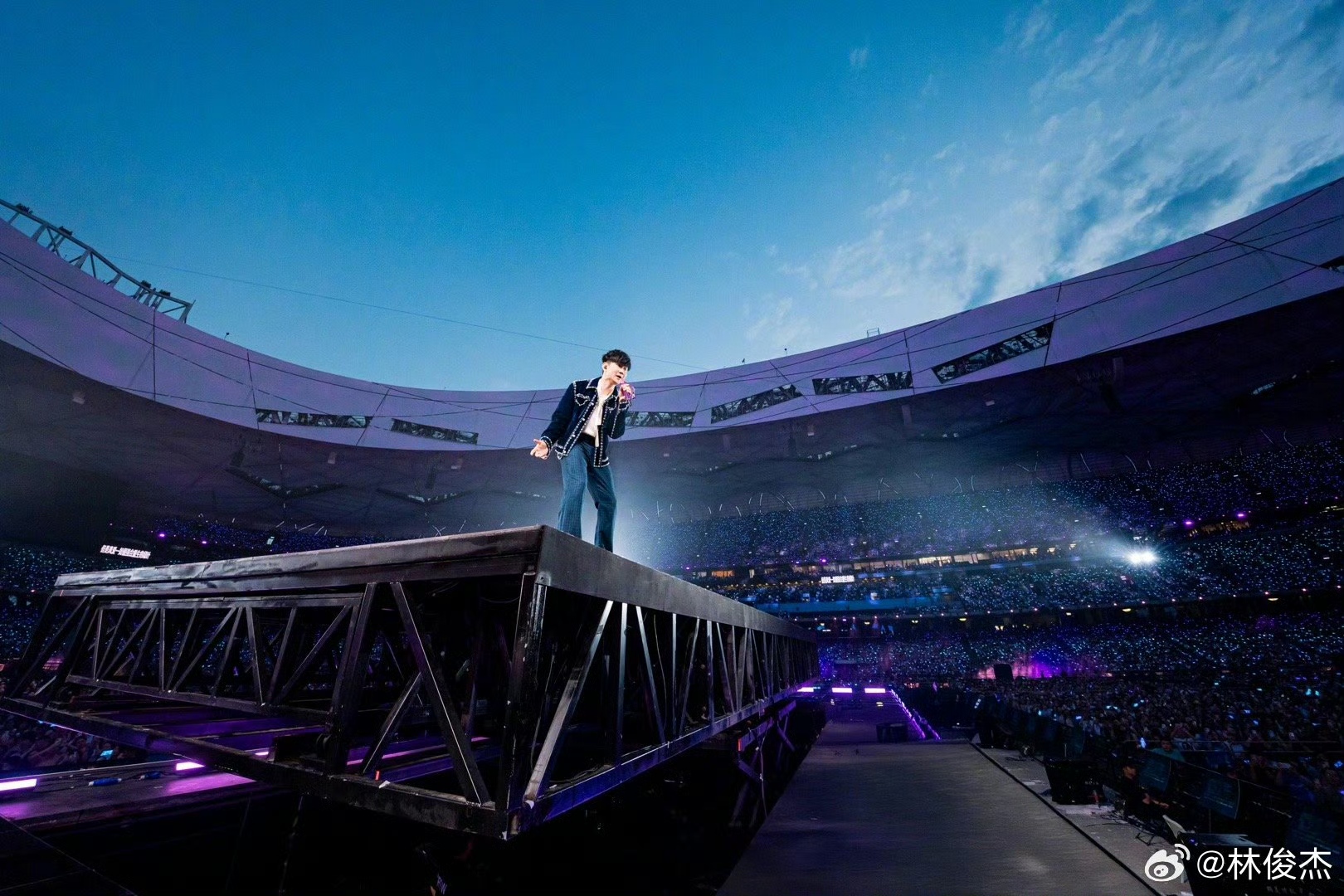 JJ林俊杰JJ20巡演第100场“茉莉雨”为三晚超15万观众解暑