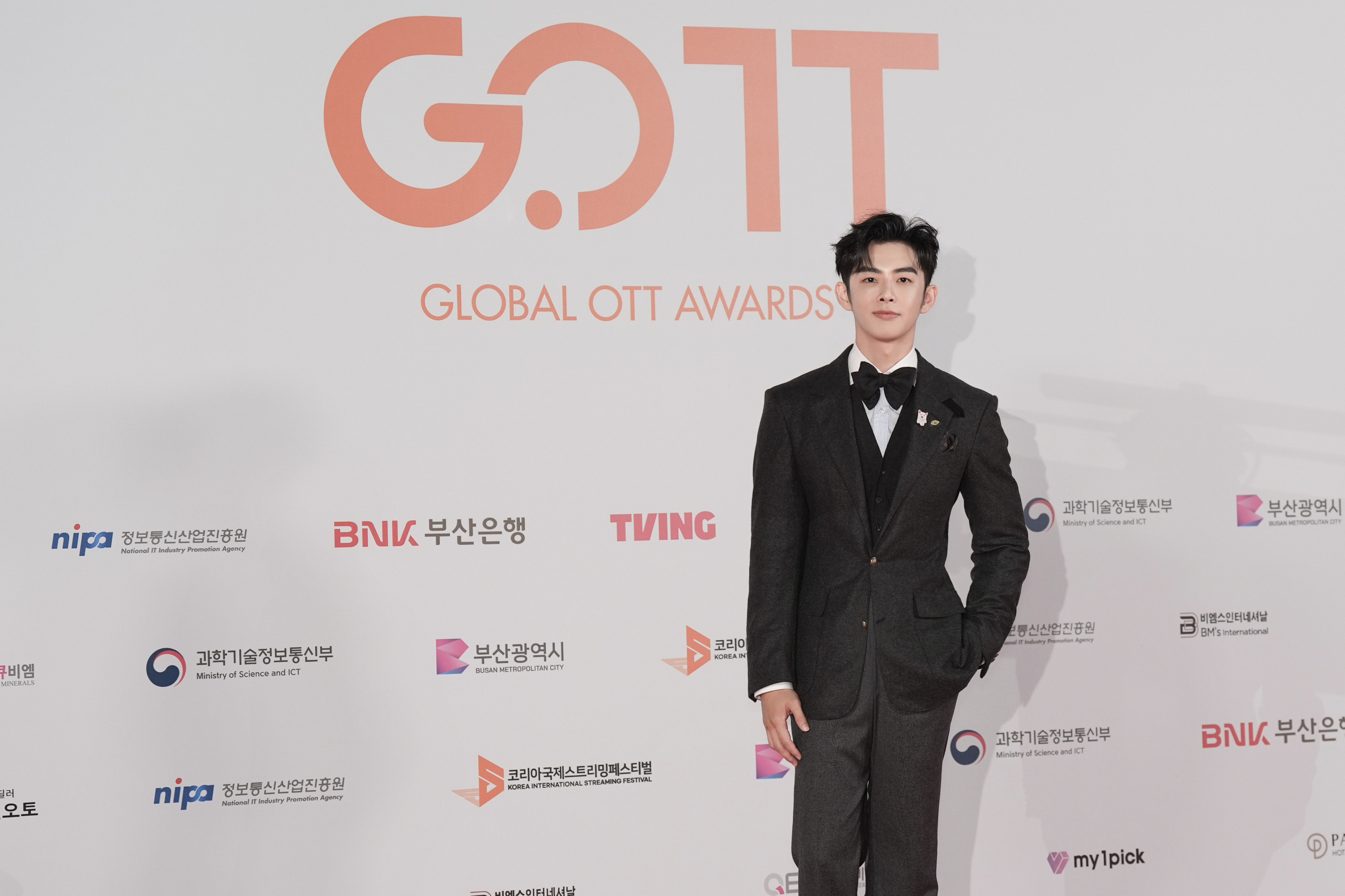 萧子墨携手 Anson Kong 江𤒹生！2025釜山全球流媒体大奖献唱〈开始的地方〉 感动圆梦 