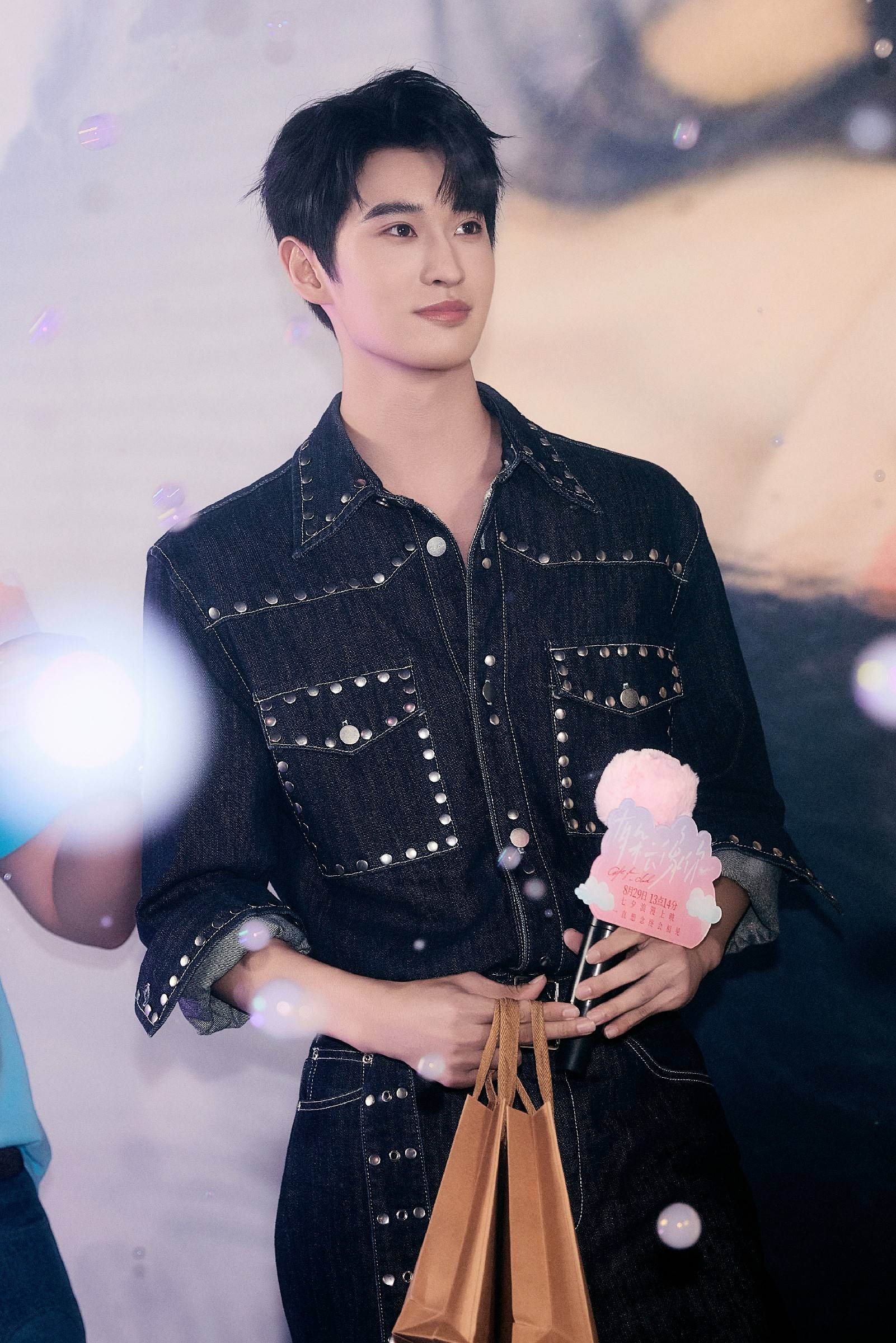 余嘉诚首部电影《有朵云像你》正式上映 成年乐乐续写甜蜜篇章 