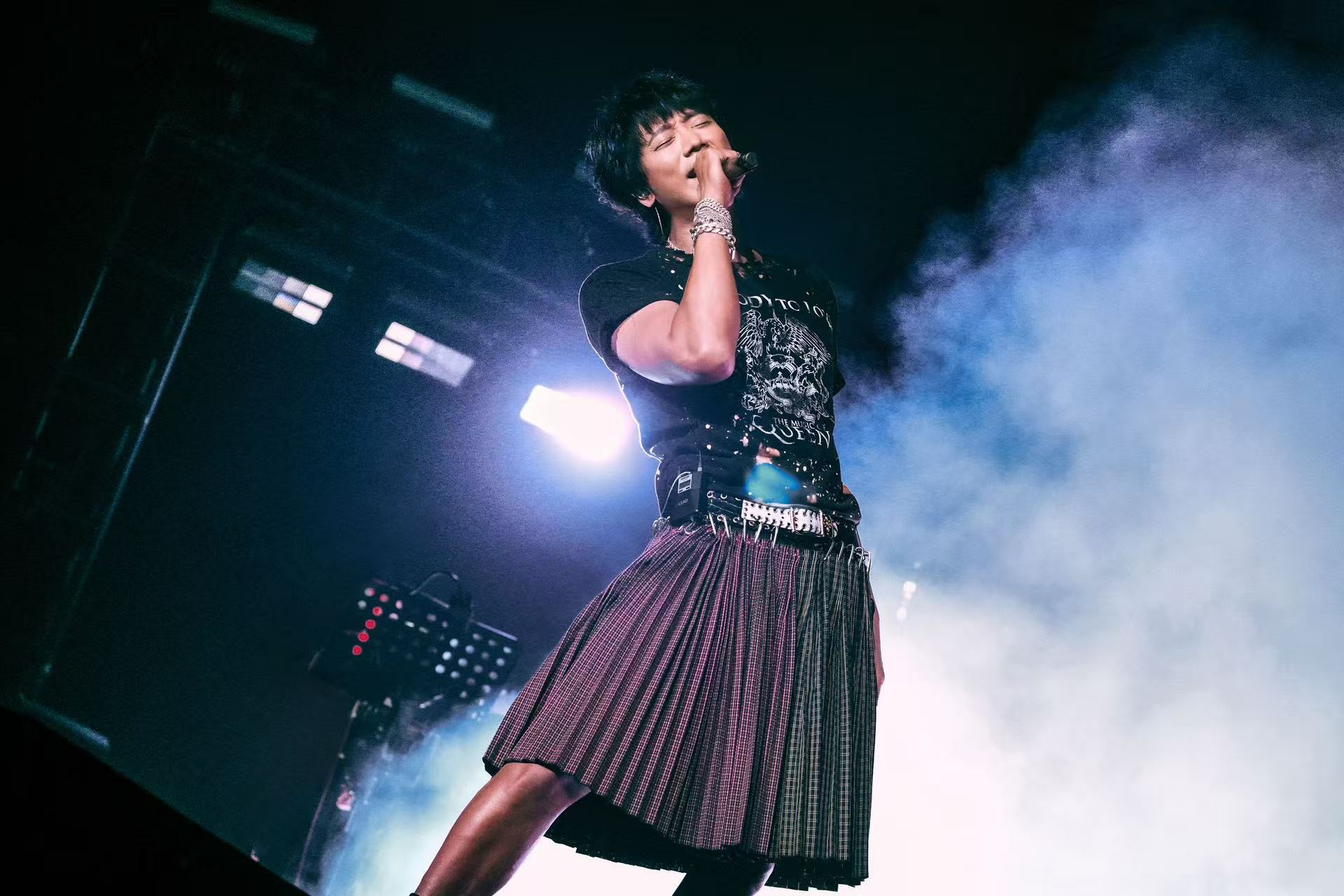 与嘉宾谢金燕热舞《姐姐》 披哥×浪姐舞台合体首秀