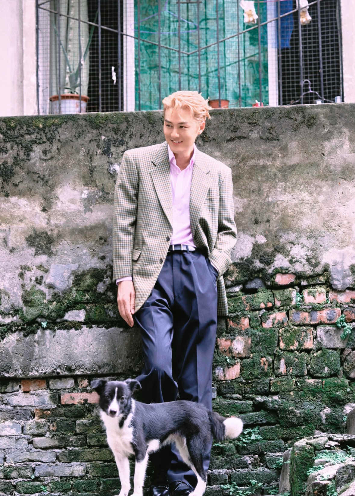 吴克群重庆街头化身孩子王，漫步雾都诠释浪漫哲学 