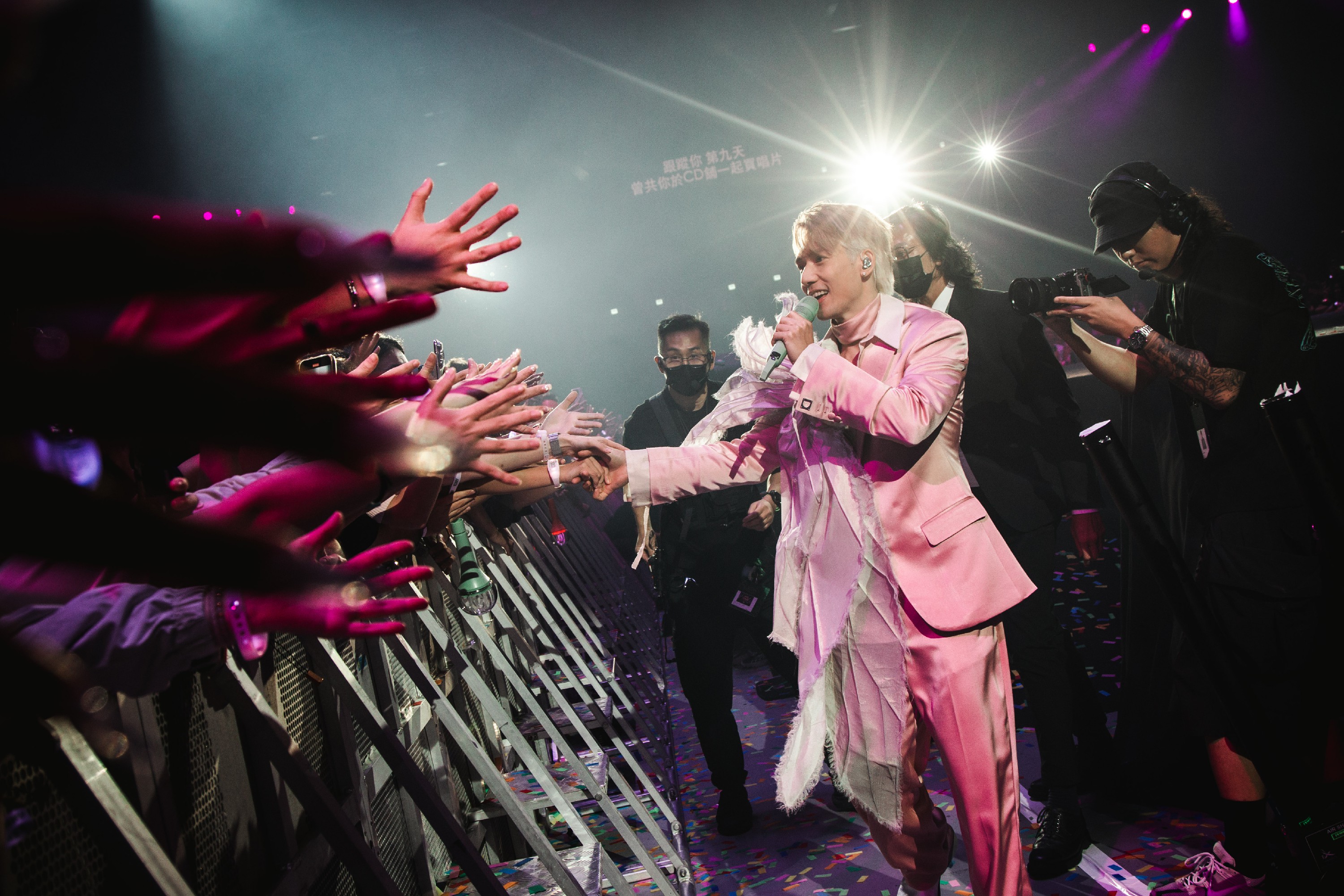 关智斌香港演唱会圆满收官：六年蓄力献唱，热血与温情交织全场 