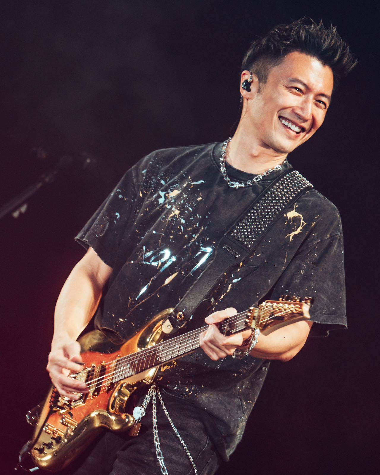 谢霆锋「进化」演唱会广州站圆满结束，处女座卷王造就雨中名场面。 