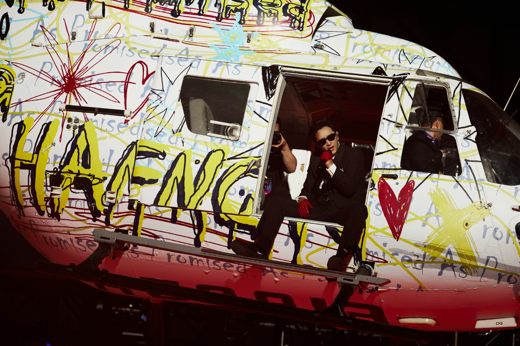 韩庚出道20周年演唱会震撼上演，直升机空降开场兑现“如约”誓言 