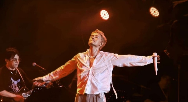 吴克群空降浙大食堂引爆全场 学生抢单请客 万人牵手共唱《爱尽余生》 