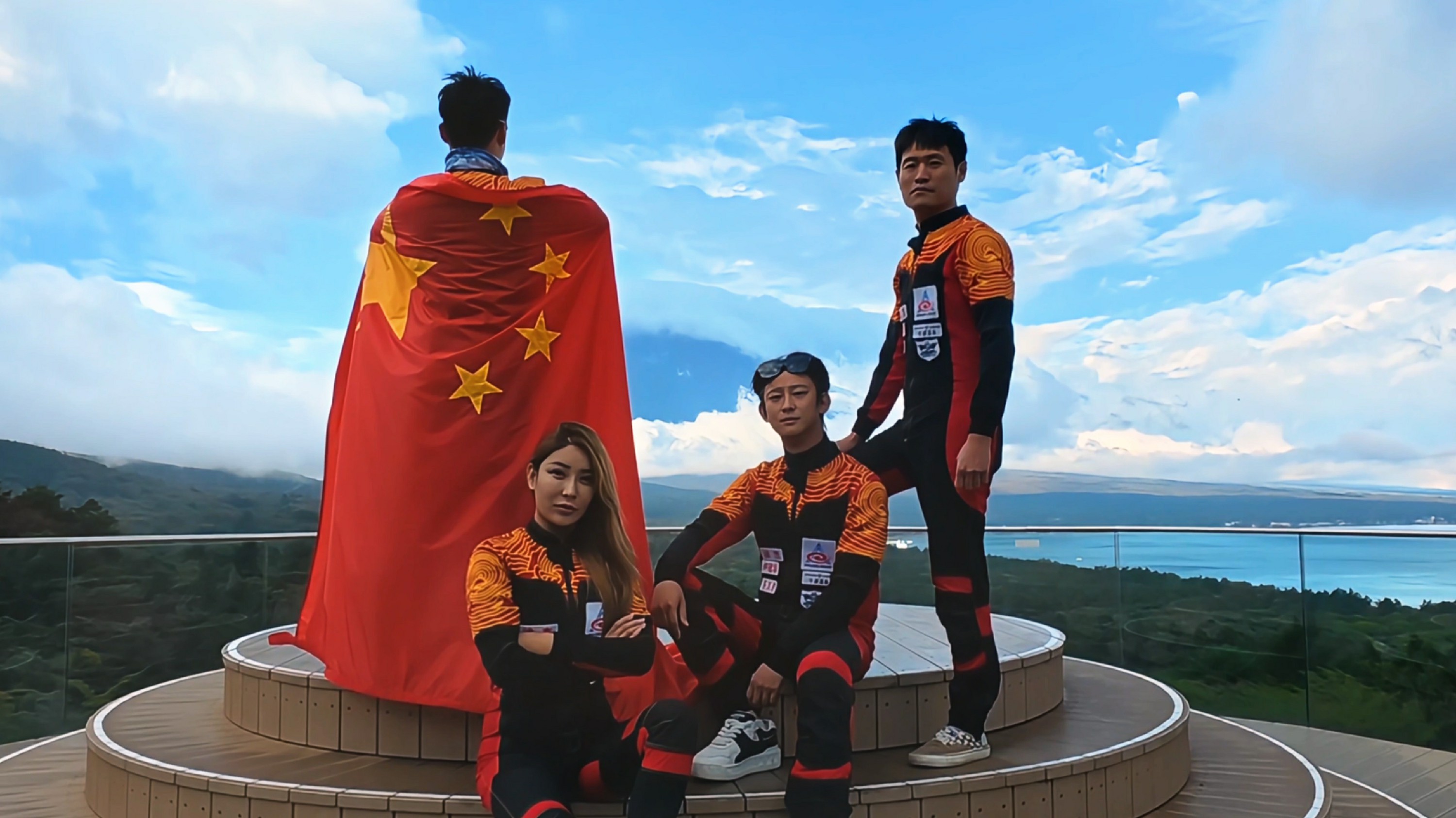 青春无畏，国旗为证：四位中国青年东京上空跳伞为祖国庆生 