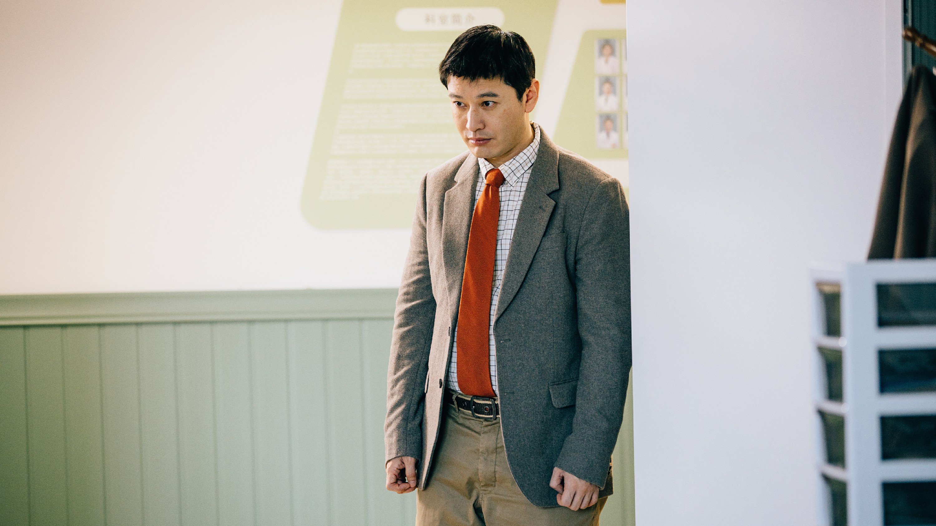 黄晓明《阳光俱乐部》 西装表象下隐藏的快乐启示录 