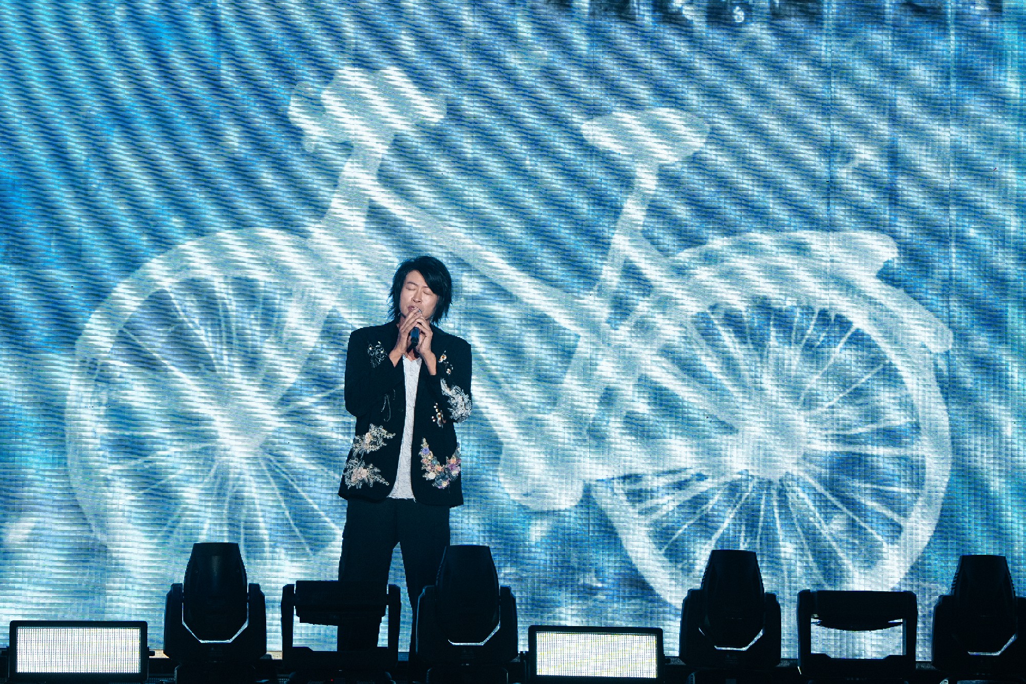 游鸿明南昌演唱会深情唱响，10月18日成都站接棒开启情歌之旅 