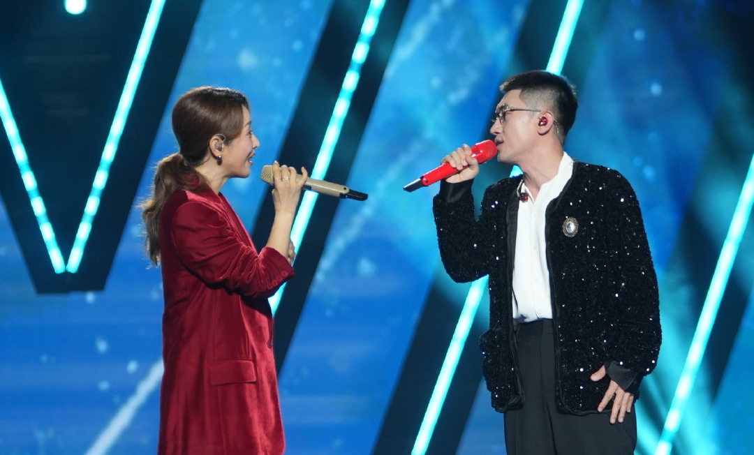 孙悦金志文献唱《好人好梦》，红衣亮嗓点燃遂宁 