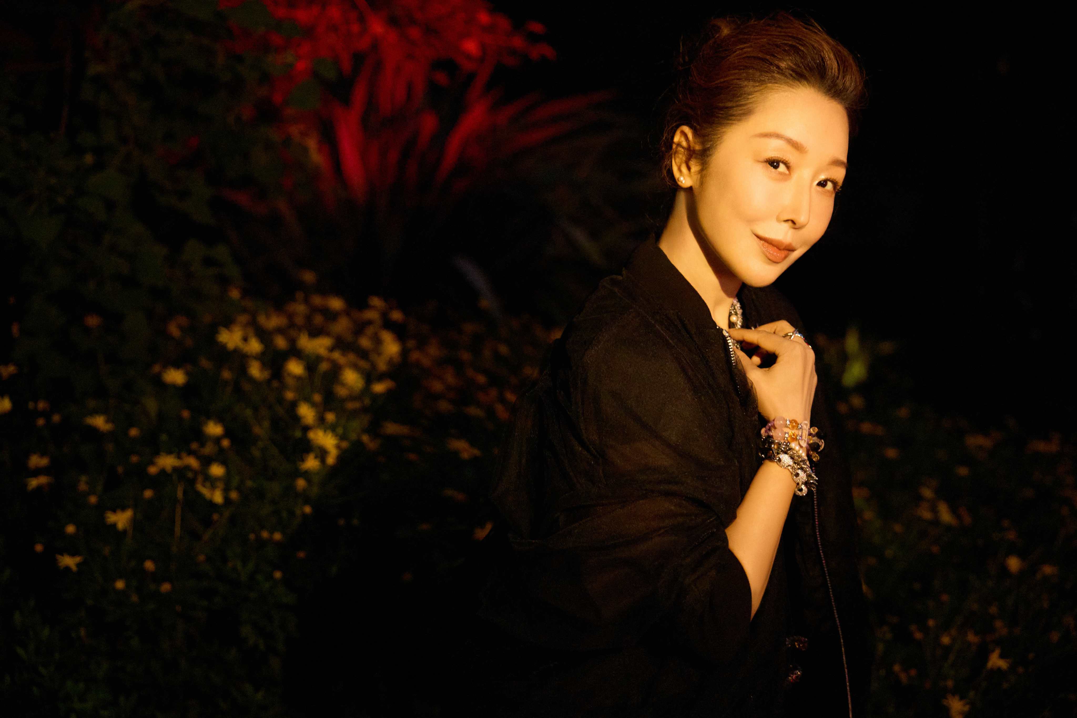 50+孙悦梓潼舞台状态惊艳全网！自律的女神，连下颌线都是顶配 