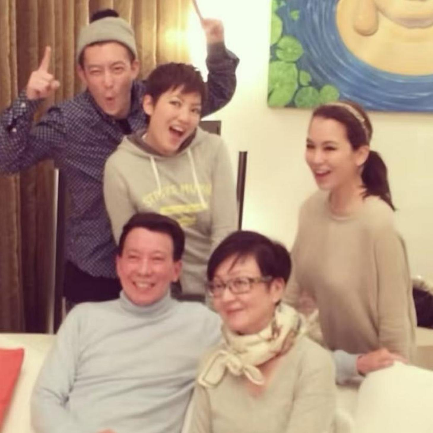 陈冠希爸爸感谢他的爱人五十多年来无怨无悔的关怀和支持，葡萄酒用她的名字以表感激。