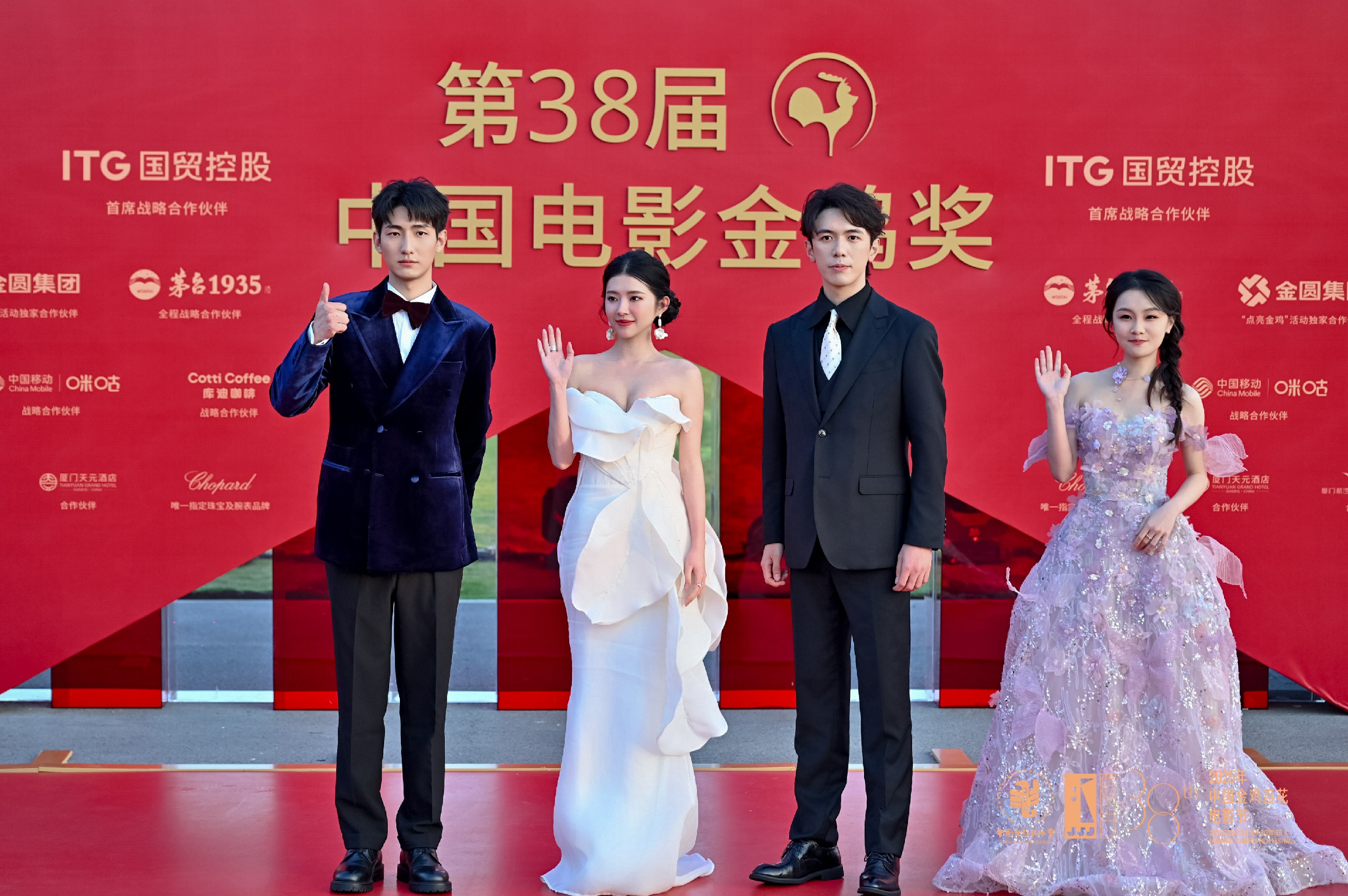 金鸡奖闭幕式红毯，新人演员王堂堂首度亮相 