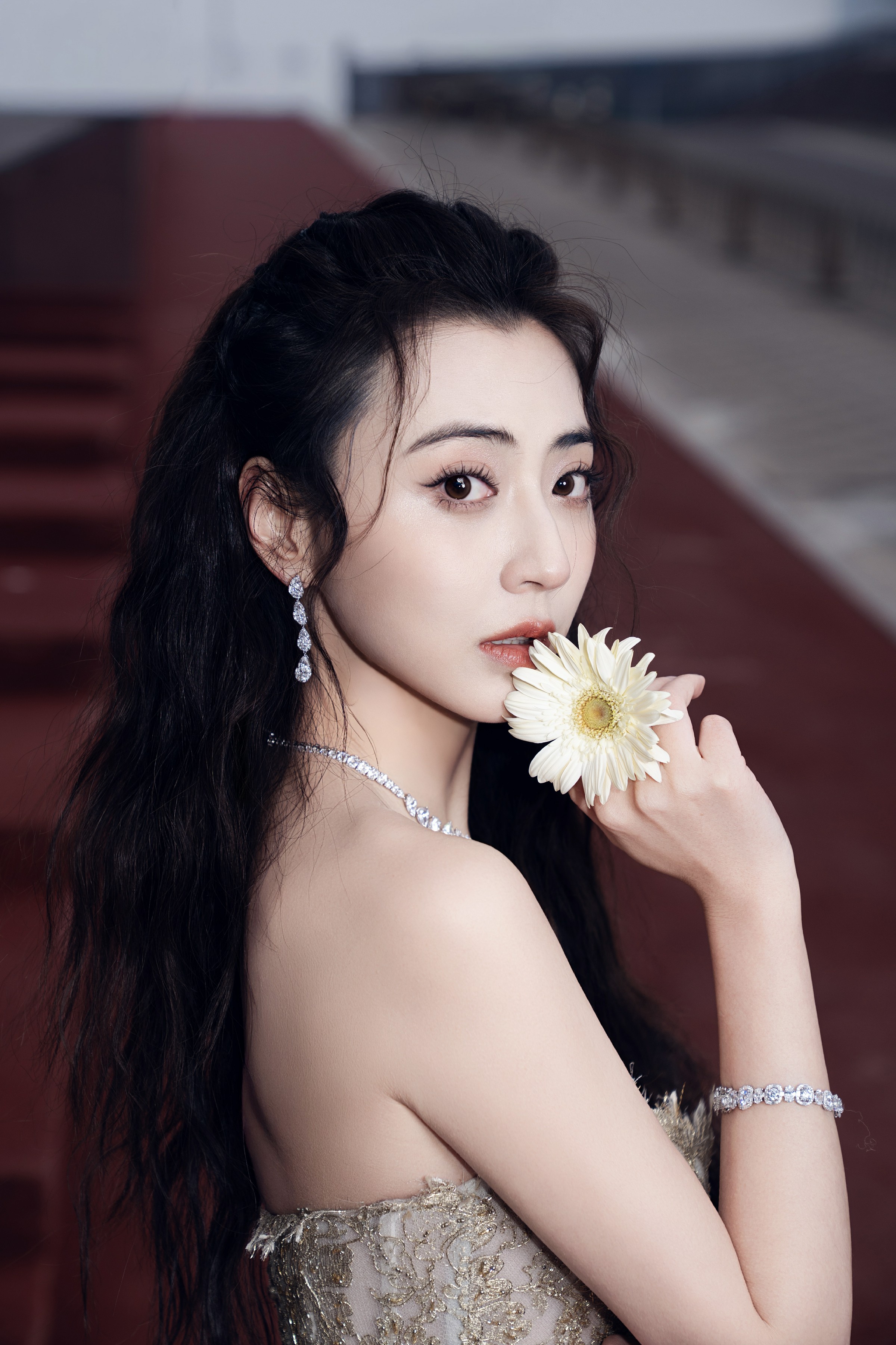 演员范桢亮相搜狐时尚盛典 鎏金白裙展大气格调 