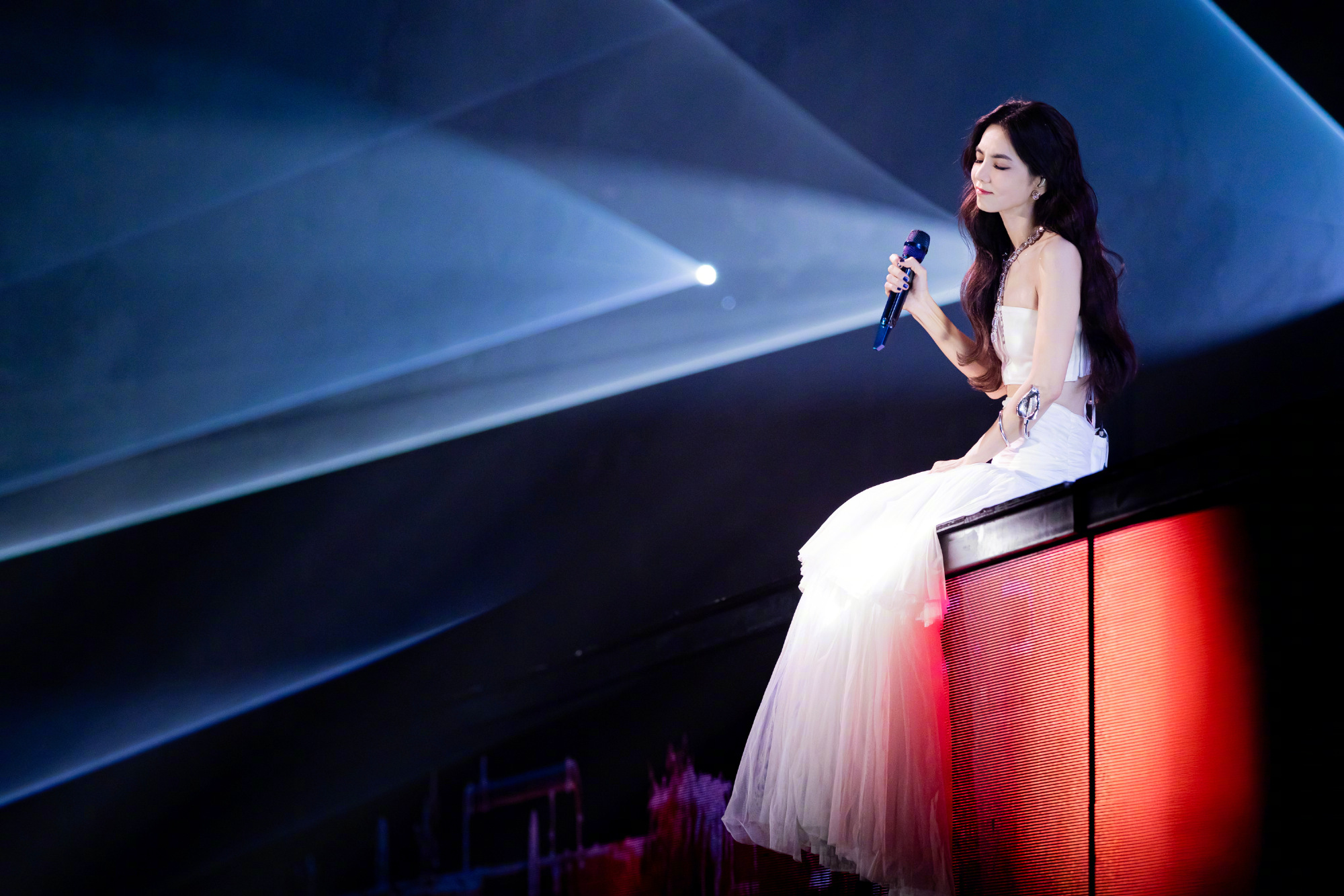 Ella陈嘉桦「艾拉主意」巡演广州站双场 惊喜限定曲目解锁全场大合唱 