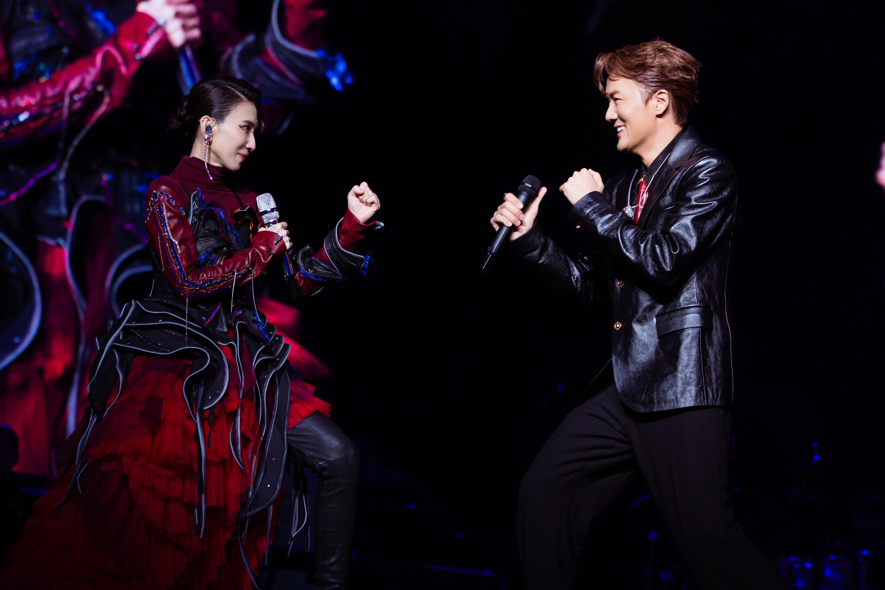 吴克群惊喜现身戴佩妮演唱会却被“锁喉”！《念念》合体引爆“双生火焰”杭州站 