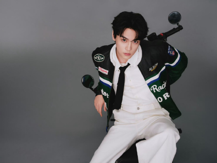 田栩宁今日造型帅炸！绿夹克化身摩登赛车手