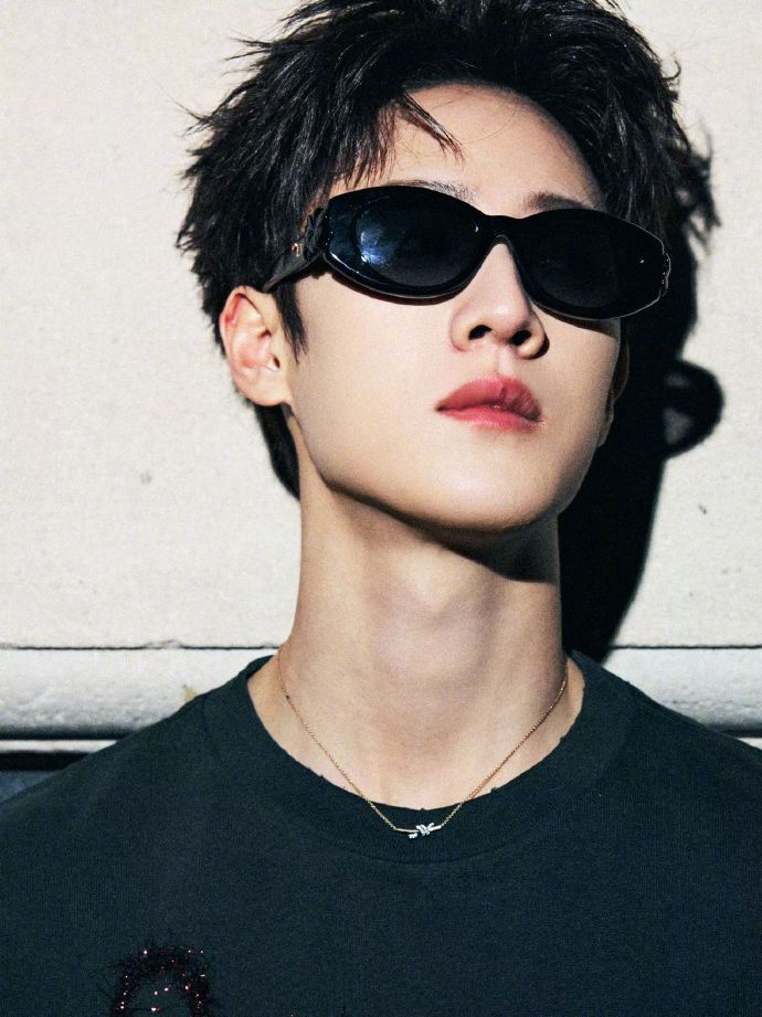 李昀锐巴黎夜色随拍释出 皮衣配珠宝演绎俊朗潮范