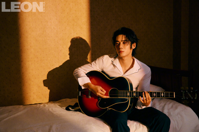 于适×LEON中文版三月刊第二组封面大片：弦音漫春光，静享午后沉淀时光