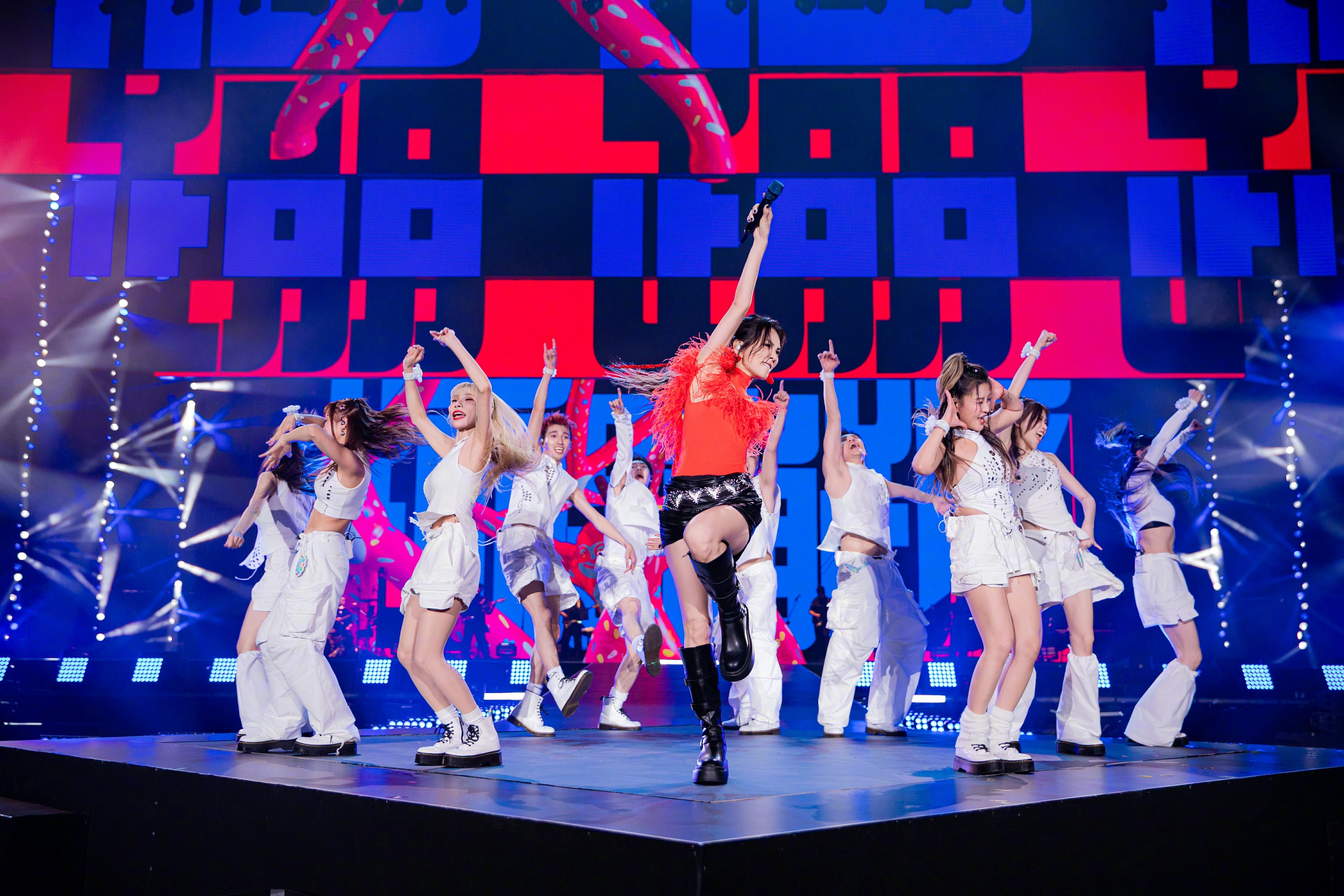  Ella陈嘉桦一连两晚重庆热辣开唱   重庆观众怒赞“黄色法拉利”  