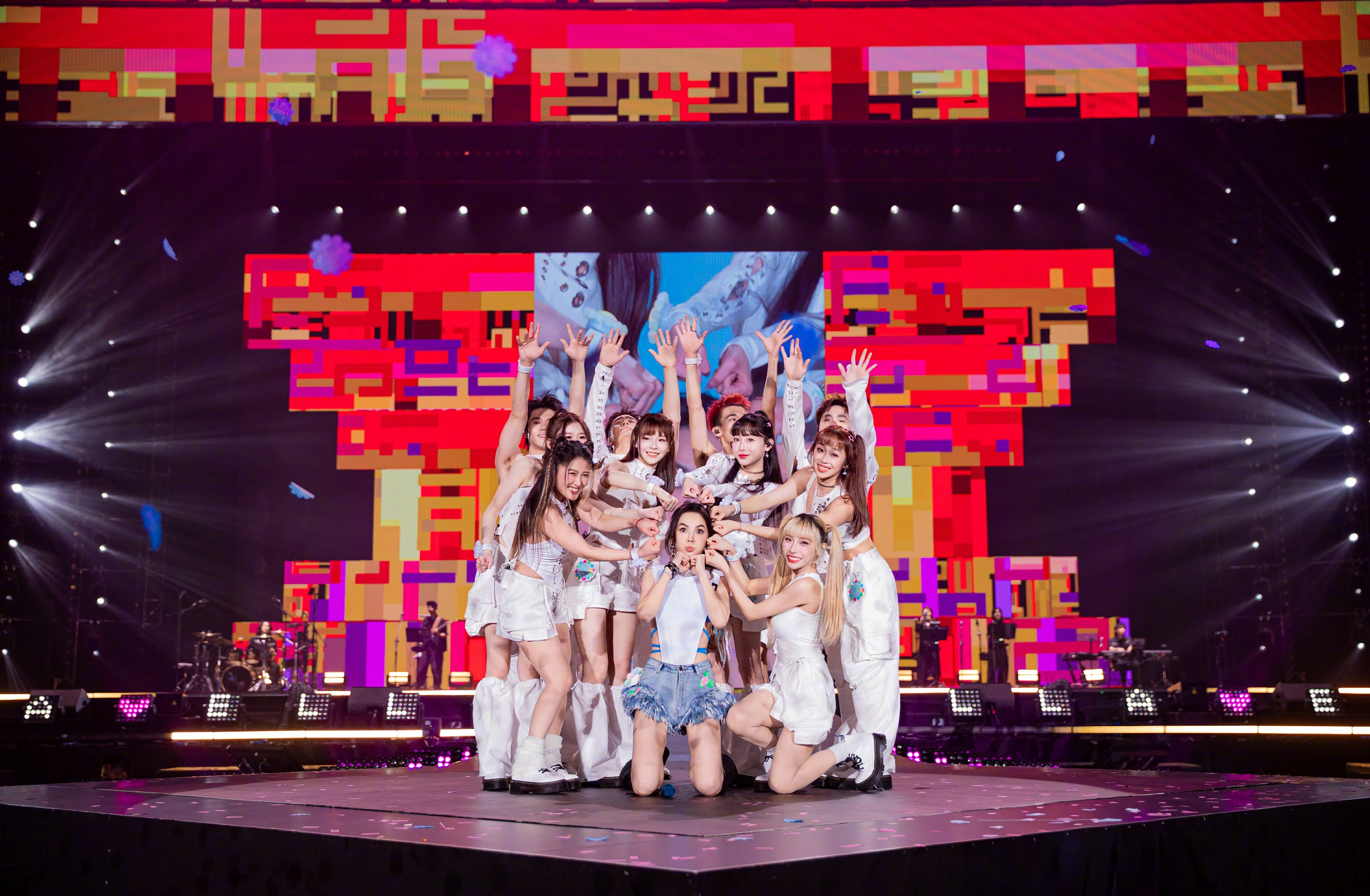  Ella陈嘉桦「艾拉主意」重庆站连两晚热辣开唱  艾拉吃播“馋哭”观众  