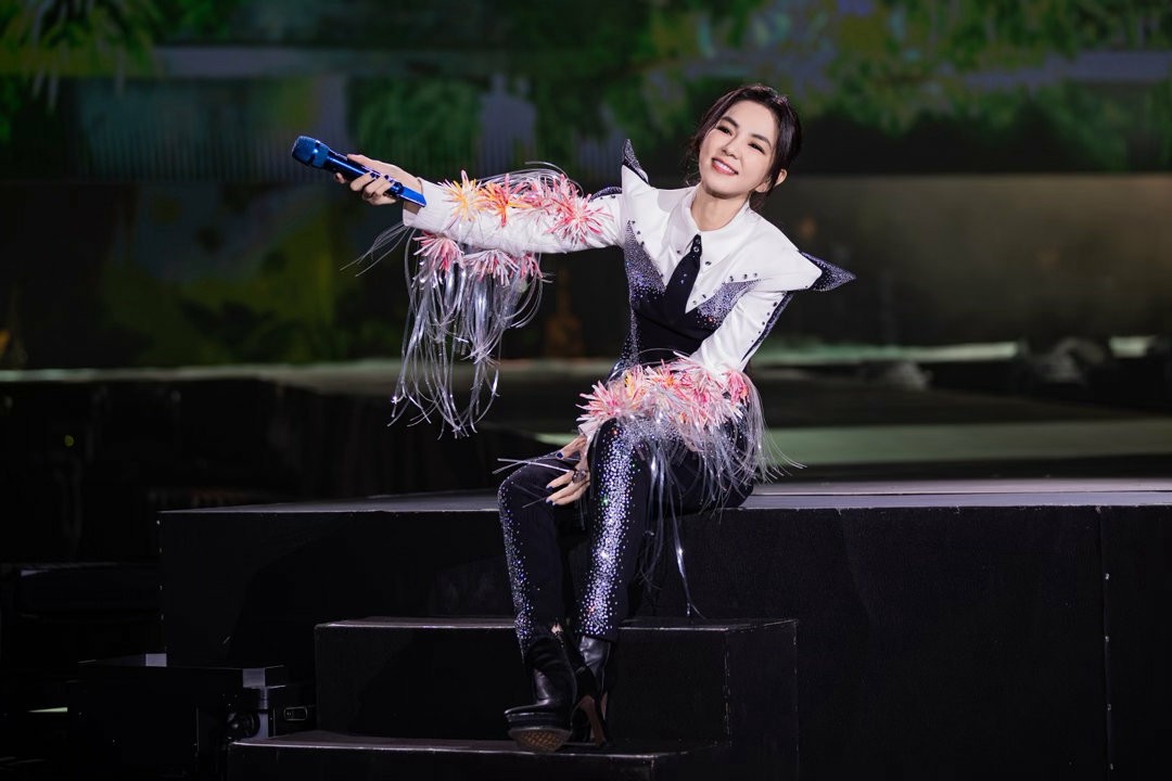 Ella陈嘉桦「艾拉主意」重庆站双场爆火 13&14场次解锁观众区横开舞台 