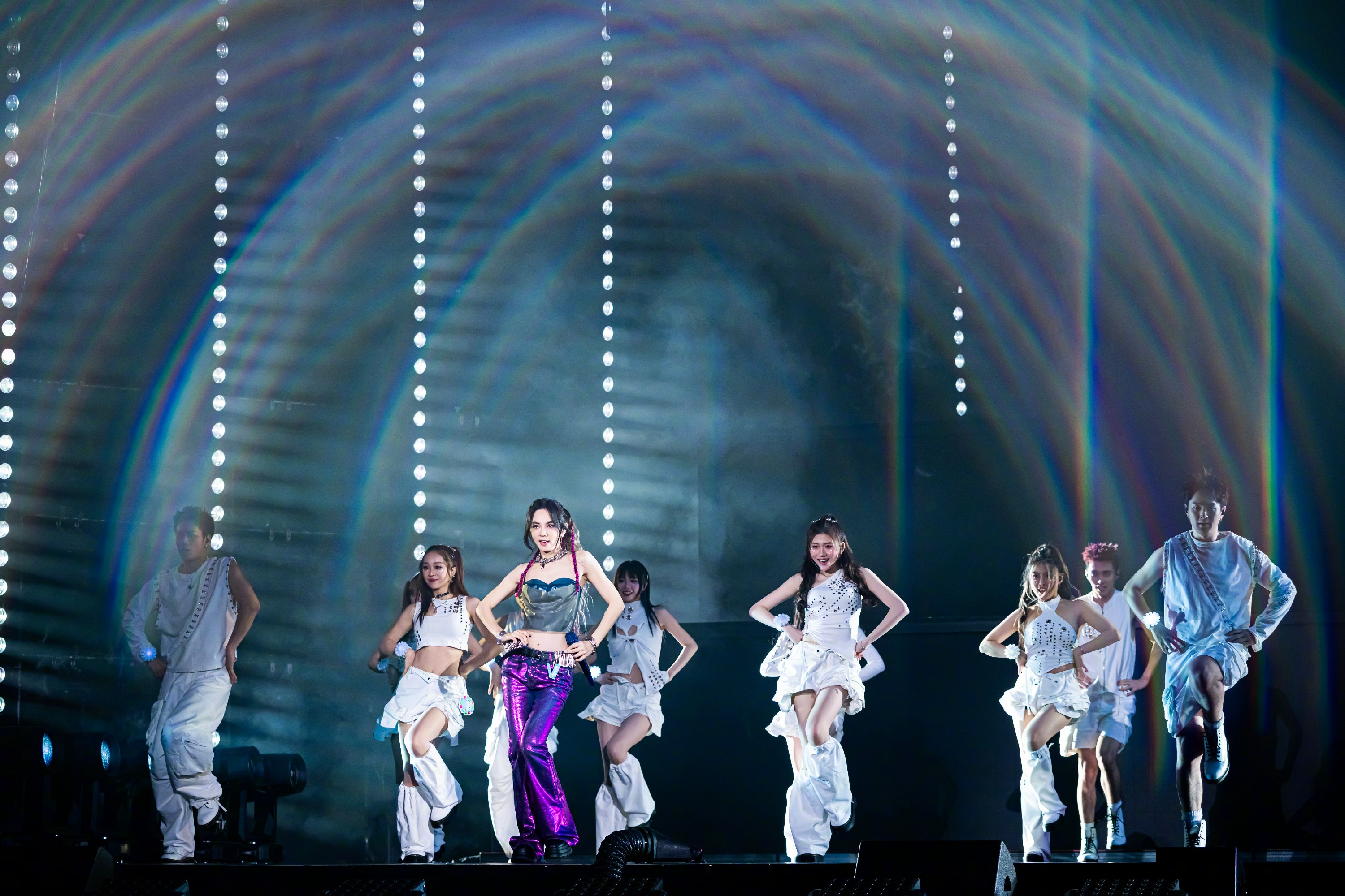 Ella陈嘉桦南京连唱两晚 全场合跳波浪舞引爆金陵之夜