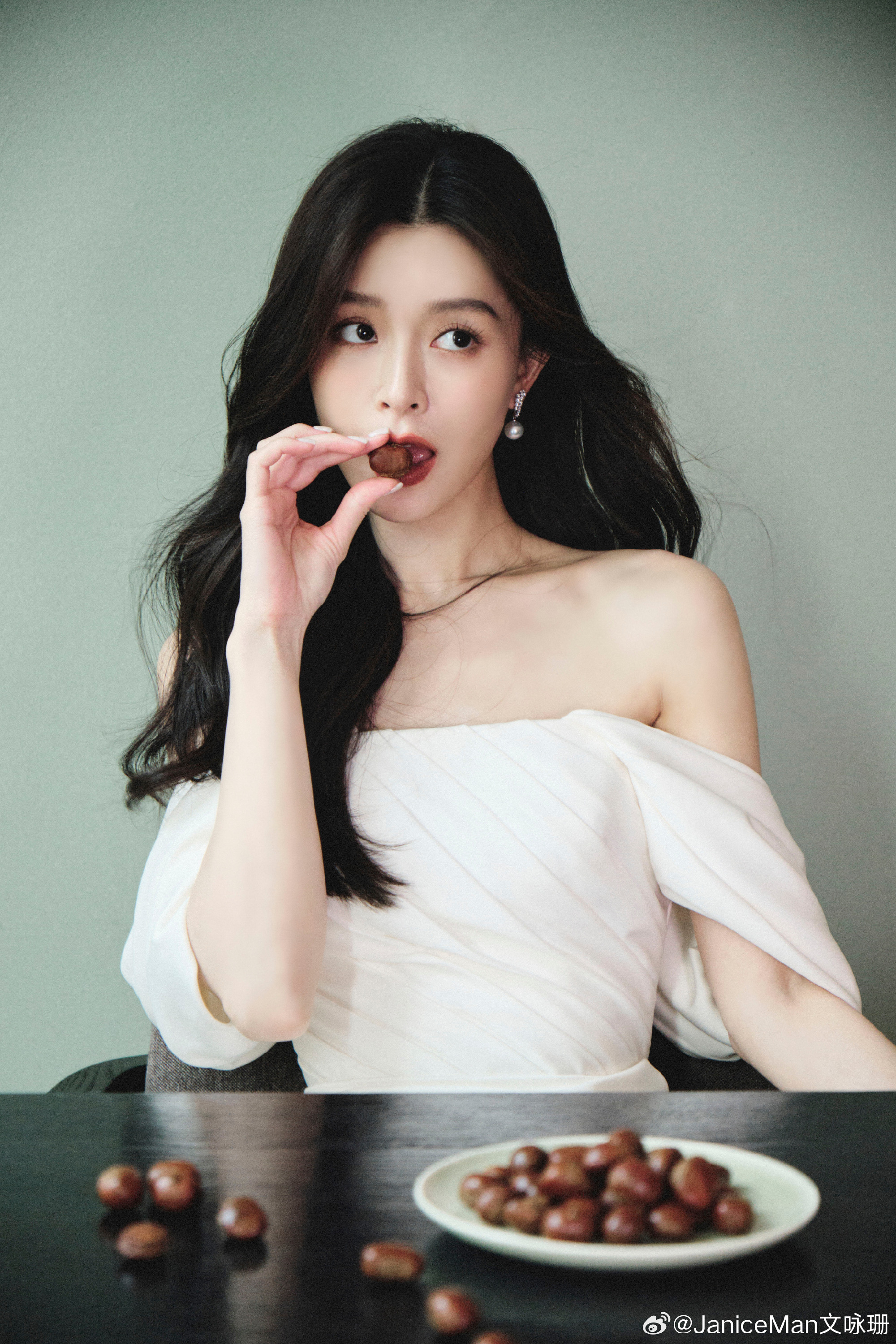 文咏珊白色紧身长裙气质卓绝 卷发红唇超迷人