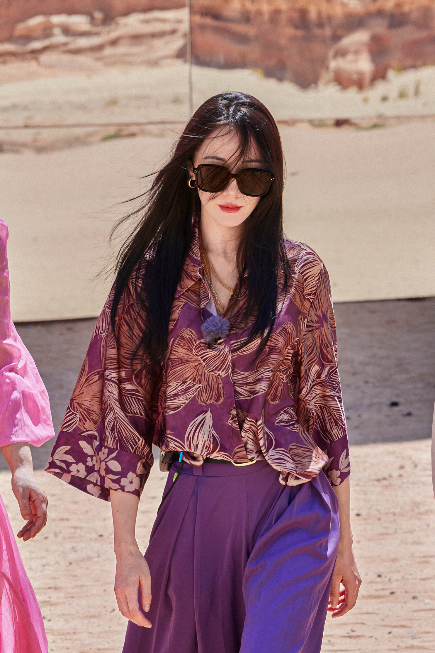 迪丽热巴现身沙漠 紫色套装搭配黑色墨镜温婉妩媚