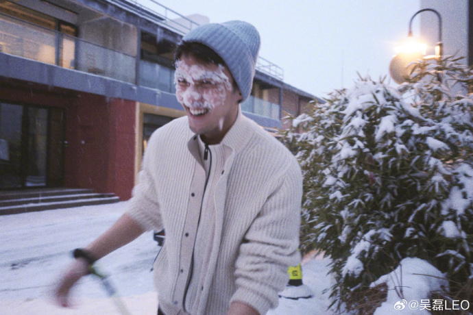 吴磊雪地玩雪童心未泯 被赞开朗阳光大男孩