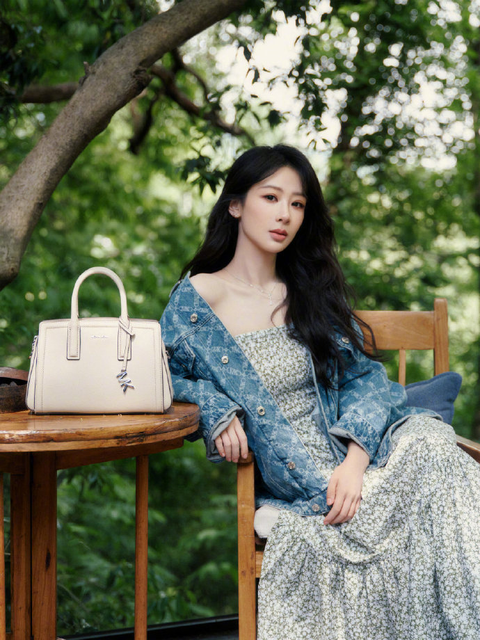 杨紫解锁春日穿搭，牛仔夹克搭碎花裙演绎率性明媚