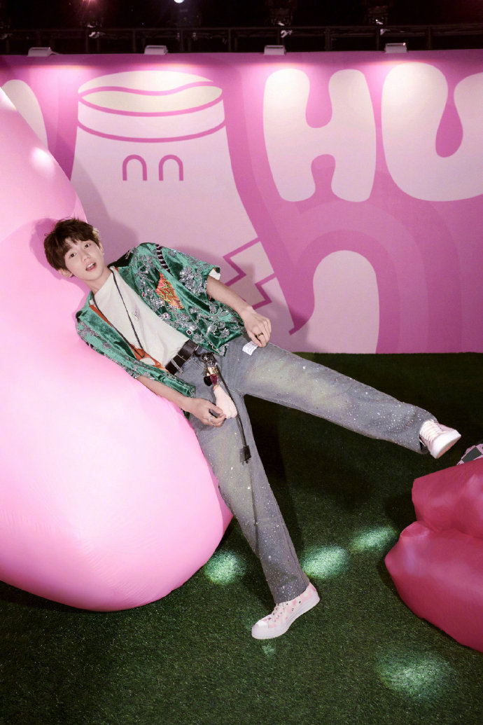 王源 “泡泡岛” 音乐节造型吸睛！绿衣粉鞋，薄荷音少年闪耀一夏