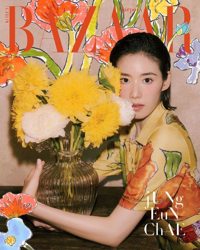 郑恩彩登《时尚芭莎》韩国版 6 月刊封面，演绎英伦庭院风情