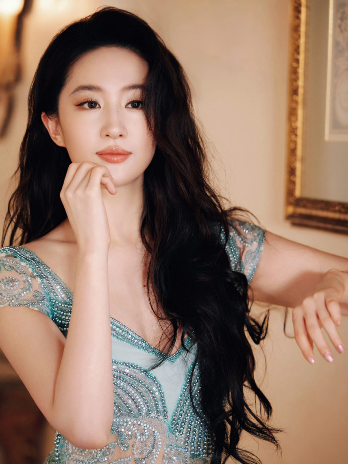 刘亦菲宝格丽高珠展惊艳！高定配高珠，卷发摇曳绽魅力